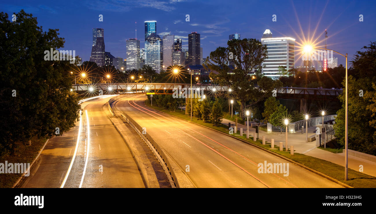 Panorama del centro cittadino di Houston con Super Moon Rising dietro - Houston Texas Foto Stock