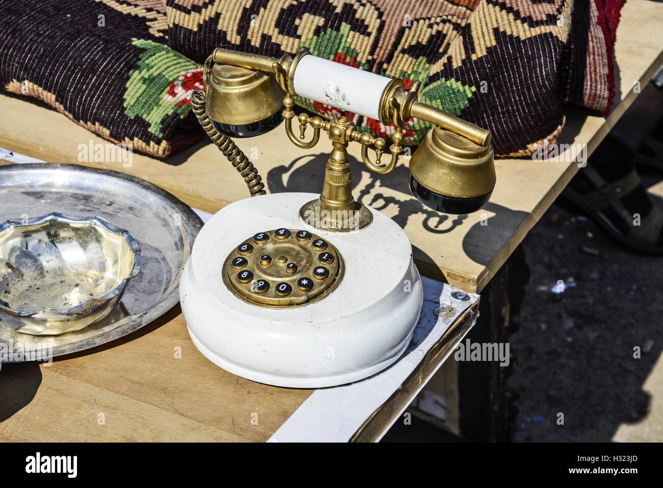 Vecchio telefono sul mercato delle pulci è in attesa dei clienti. Foto Stock