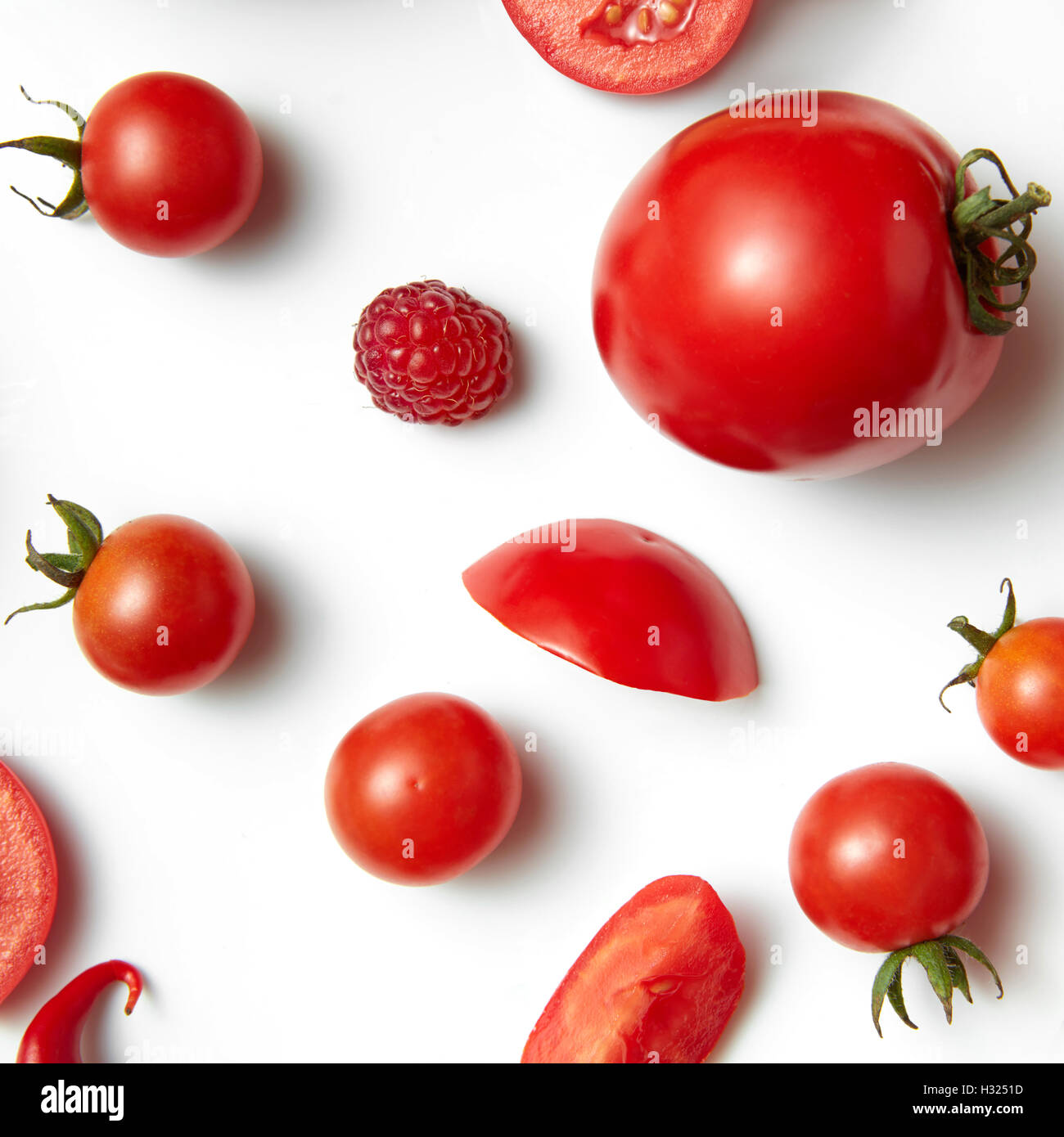 Pomodori ciliegia e lampone isolati su sfondo bianco Foto Stock