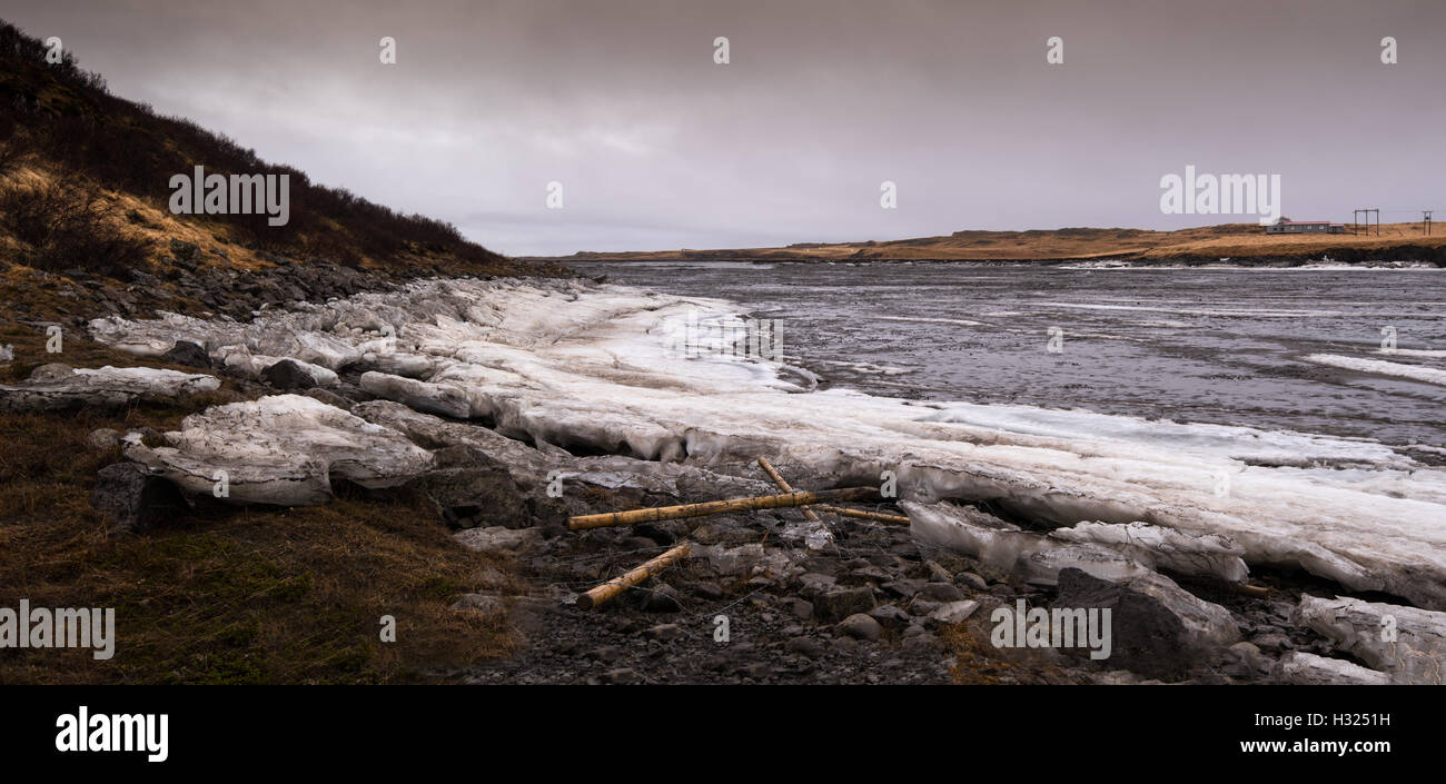 Tipico islandese lago ghiacciato con cubetti di ghiaccio grandi nell'isola di Islanda in primavera tempo Foto Stock