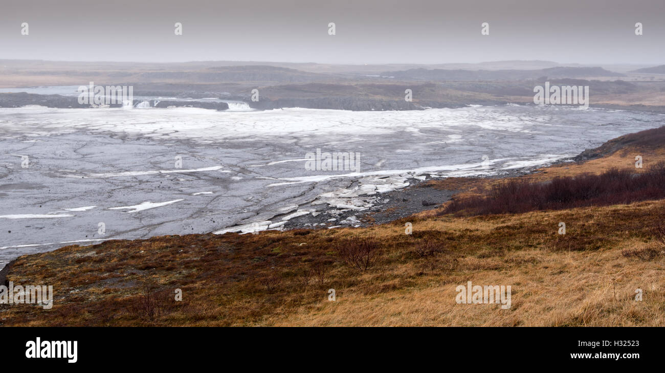 Lago ghiacciato con cubetti di ghiaccio grandi nell'isola di Islanda in primavera tempo Foto Stock