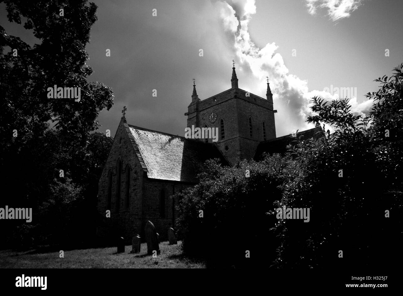 Un spooky cercando chiesa inglese Foto Stock