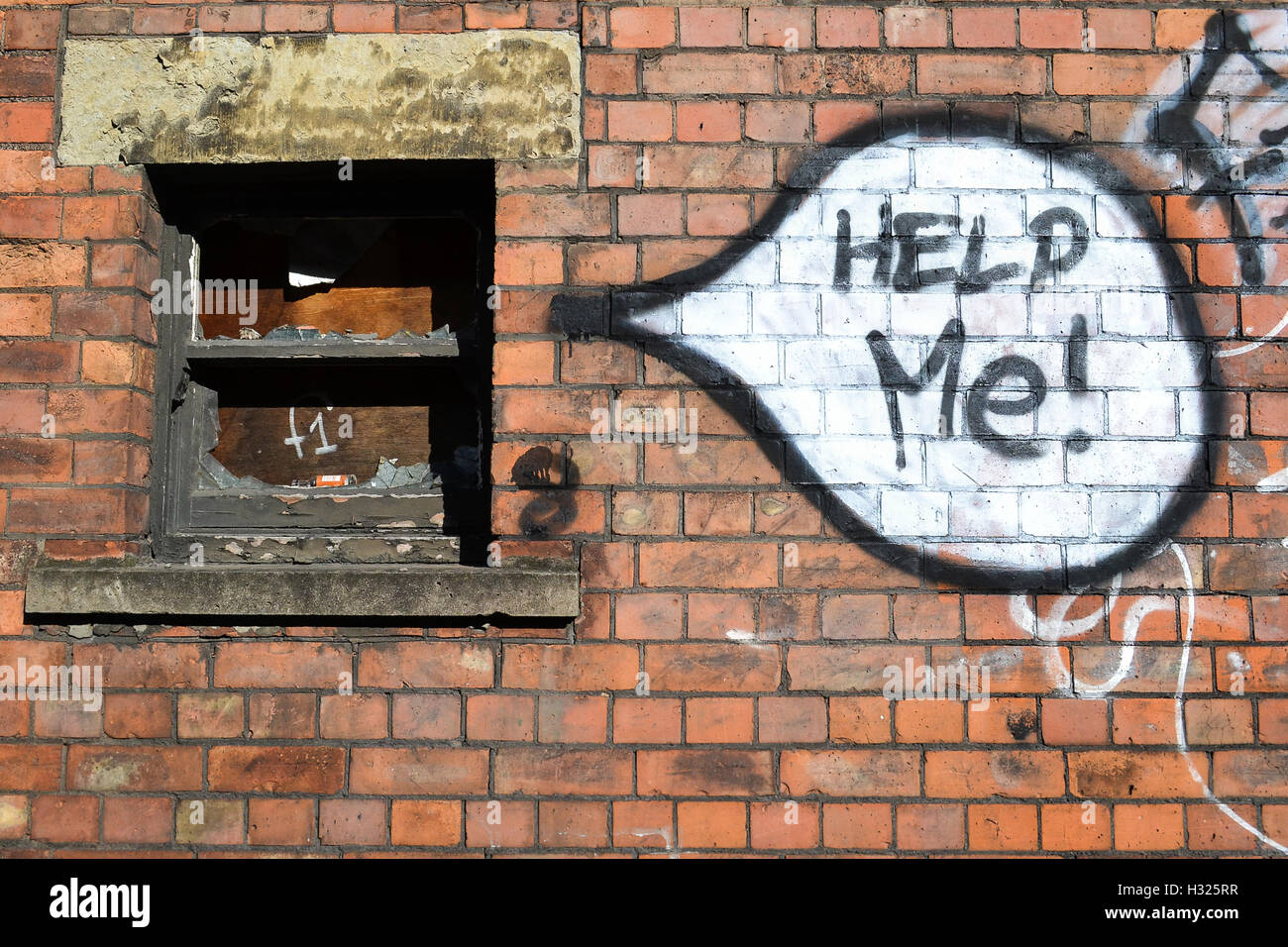 Graffiti/ Arte di strada su un vecchio edificio in Cardiff Foto Stock