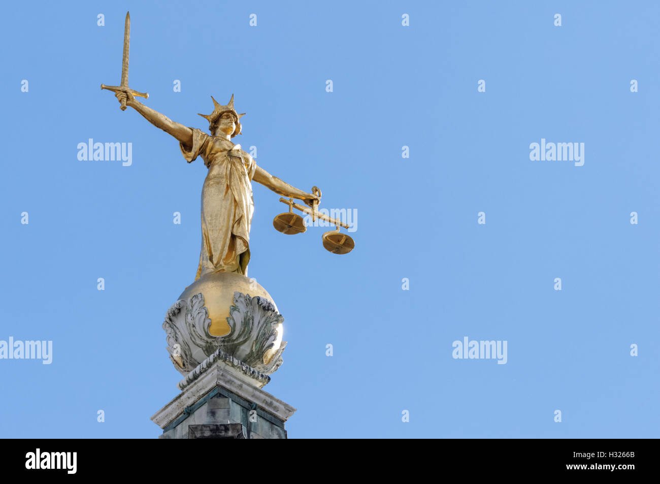 La statua della Madonna della giustizia in cima alla Old Bailey, centrale Tribunale Penale di Inghilterra e Galles, Londra England Regno Unito Regno Unito Foto Stock