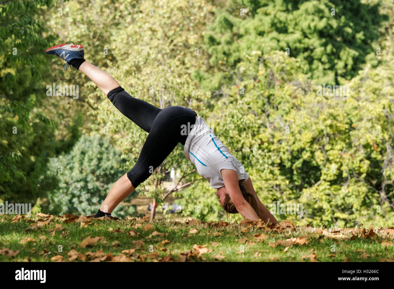 Una donna le pratiche yoga in St James Park a Londra England Regno Unito Regno Unito Foto Stock