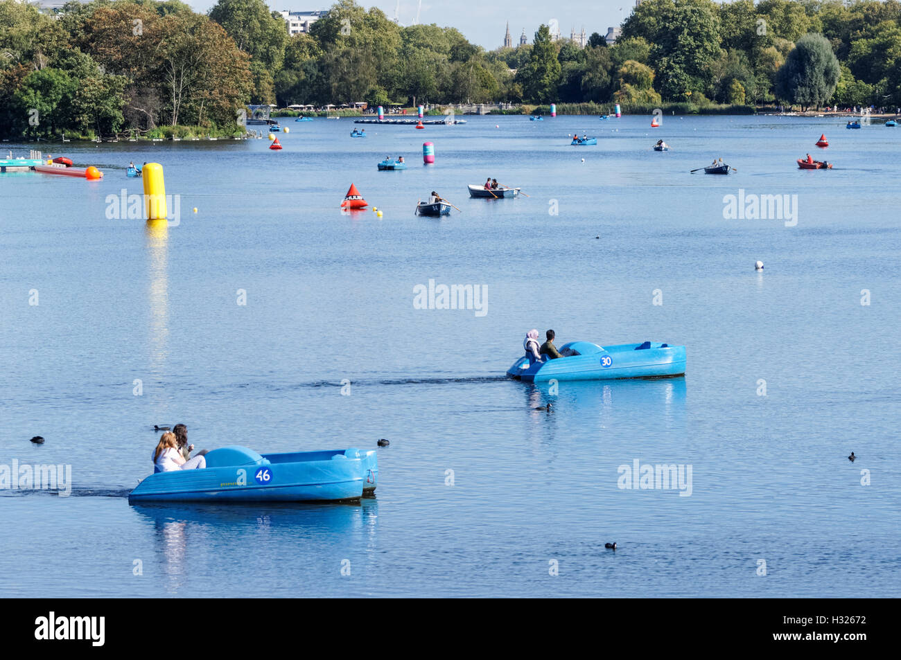 Barche sul lago a serpentina in Hyde Park, Londra England Regno Unito Regno Unito Foto Stock