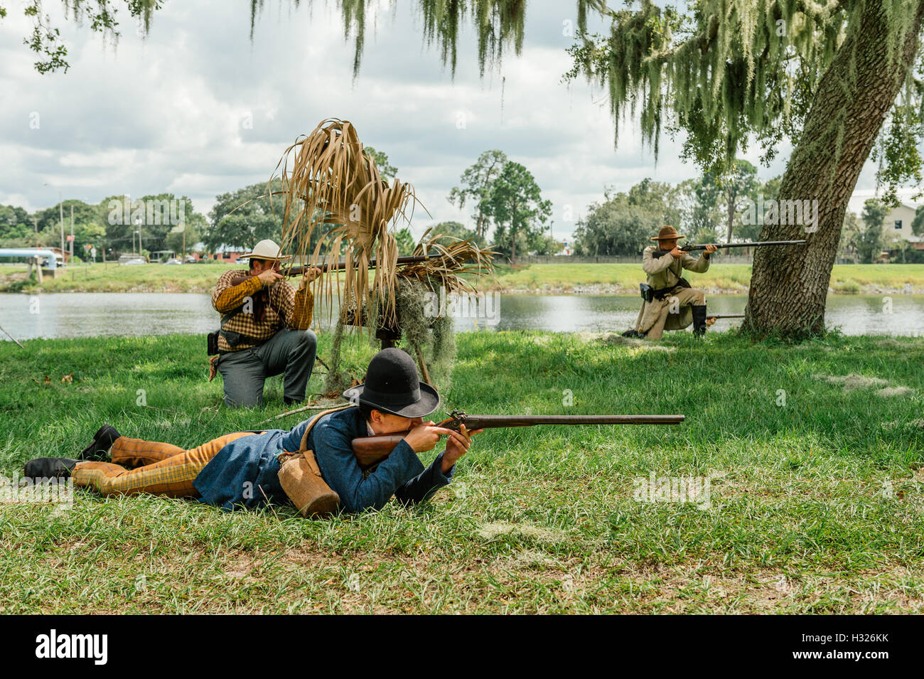 Guerra civile degli stati uniti gli attori in una rievocazione storica della "battaglia di tampa', nel 1862. i soggetti rappresentati sia unione e i soldati confederati. Foto Stock