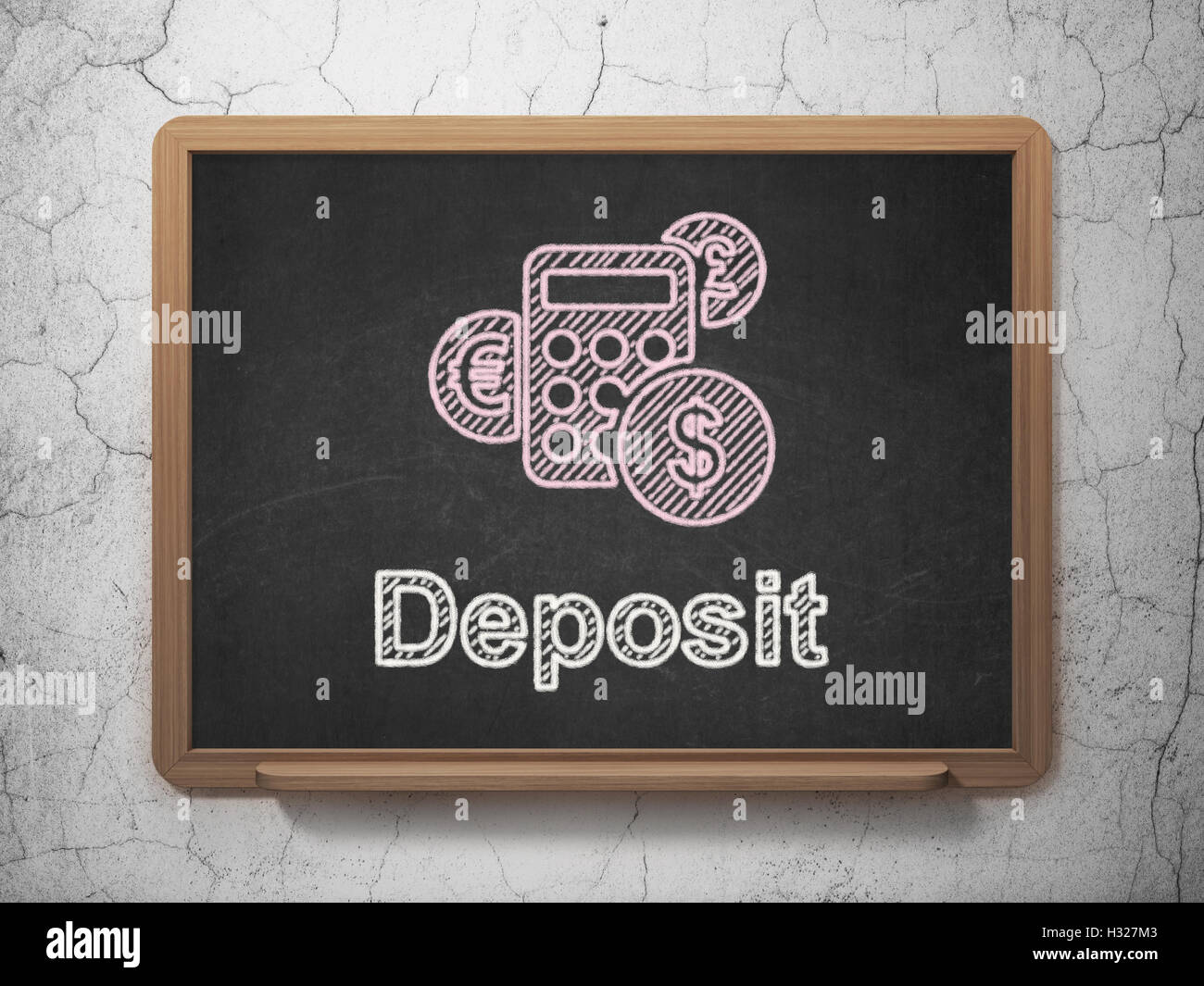 Il concetto di istruzione: calcolatrice e deposito sulla lavagna sfondo Foto Stock