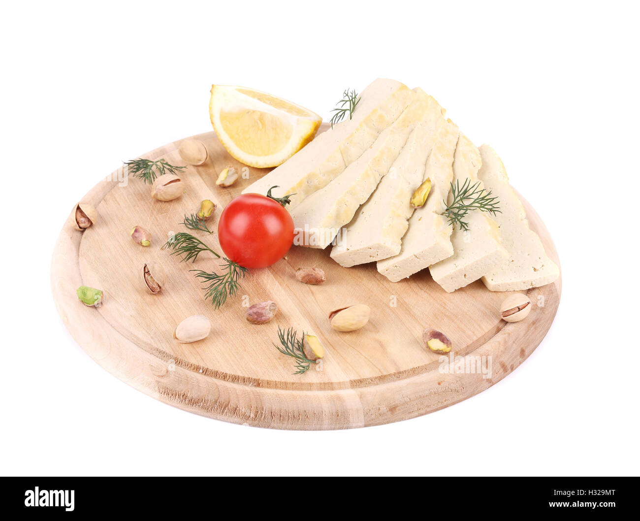 Fette di tofu sul piatto di legno. Foto Stock
