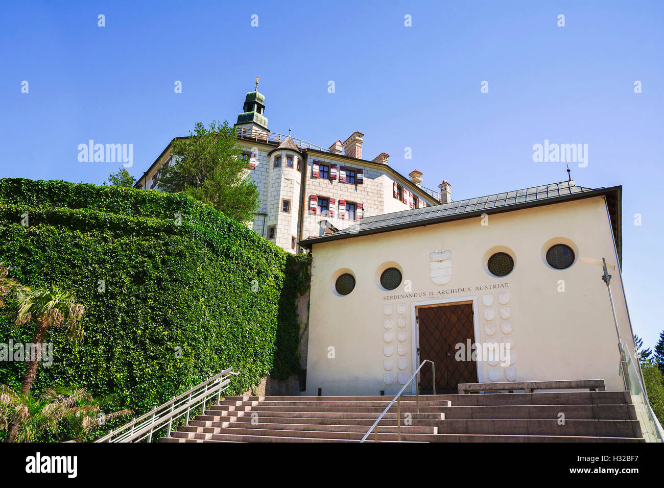 Il castello di Ambras e il giardino verde in innsbruck ,capitale del Tirolo, Austria Foto Stock