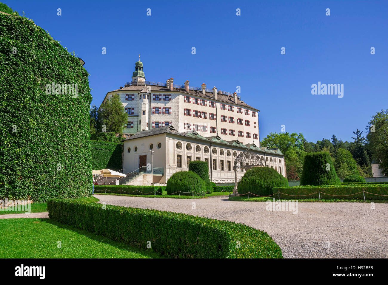 Il castello di Ambras e il giardino verde in Innsbruck ,capitale del Tirolo, Austria Foto Stock