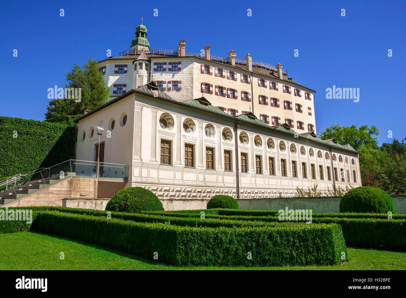 Il castello di Ambras e il giardino verde in innsbruck ,capitale del Tirolo, Austria Foto Stock