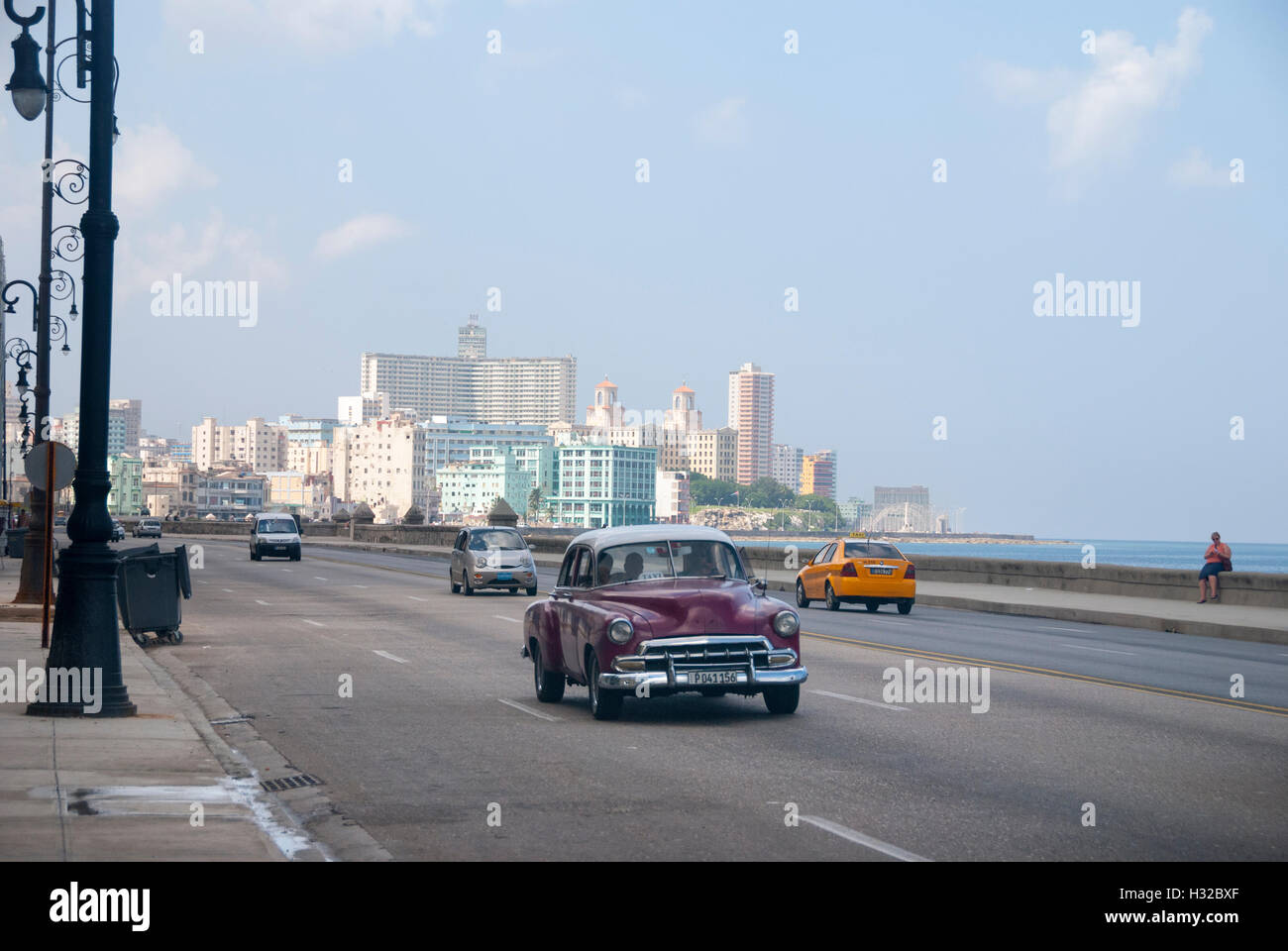Vintage americano auto guidando lungo il Malecon in Havana Cuba Foto Stock