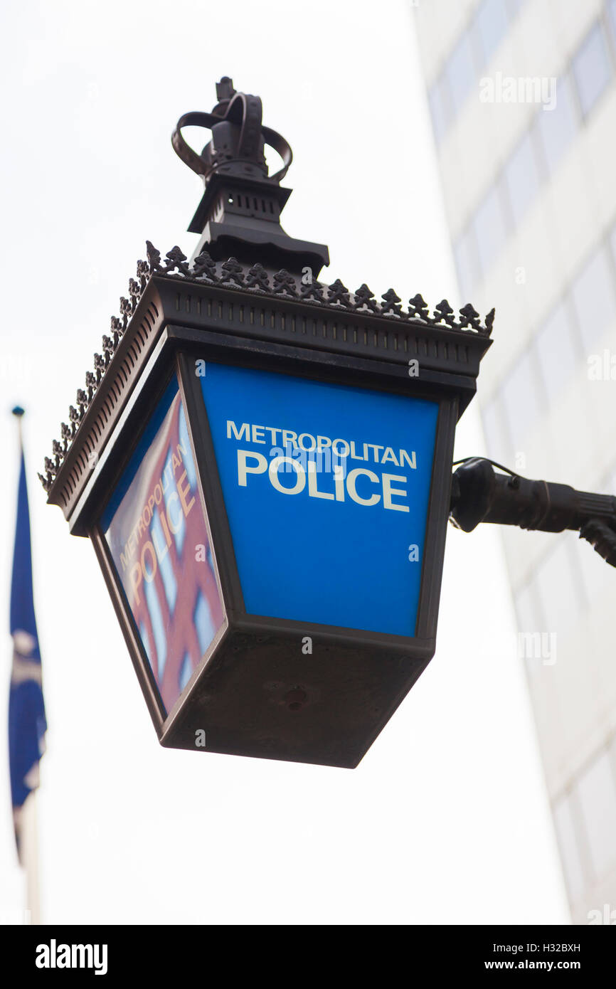 Tradizionale britannica la Metropolitan Police segno della lampada al di fuori della stazione di polizia di Londra, Inghilterra Foto Stock