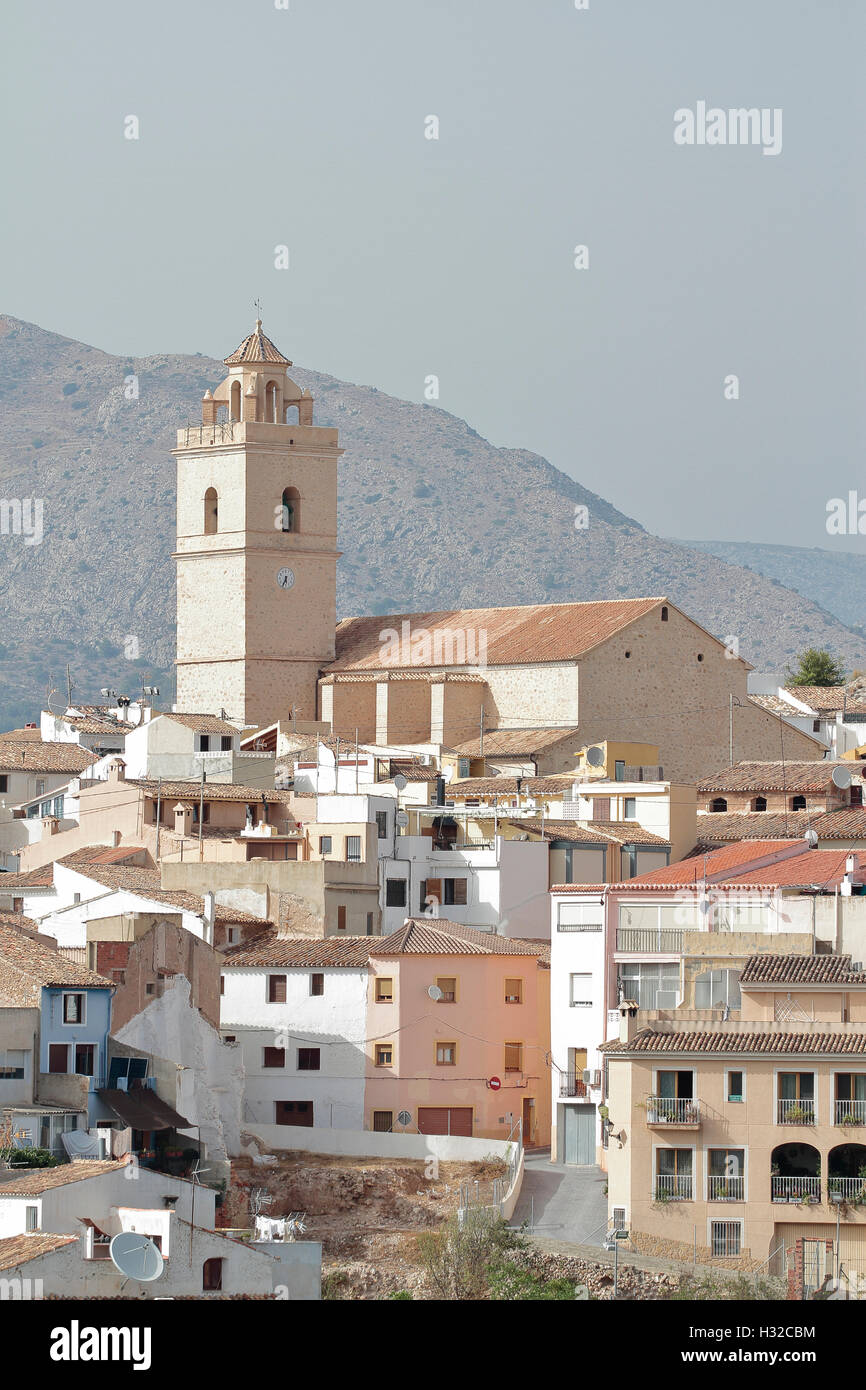 Edifici e chiesa di San Pietro apostolo nella township di polop de la marina in provincia di alicante, Spagna Foto Stock