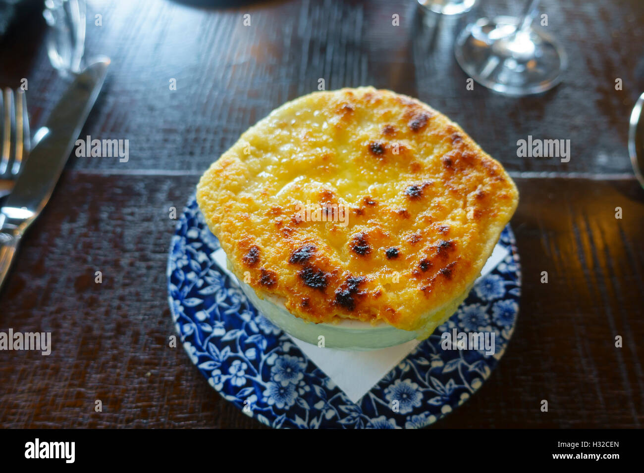 Zuppa di cipolle francese su una piastra di colore blu Foto Stock