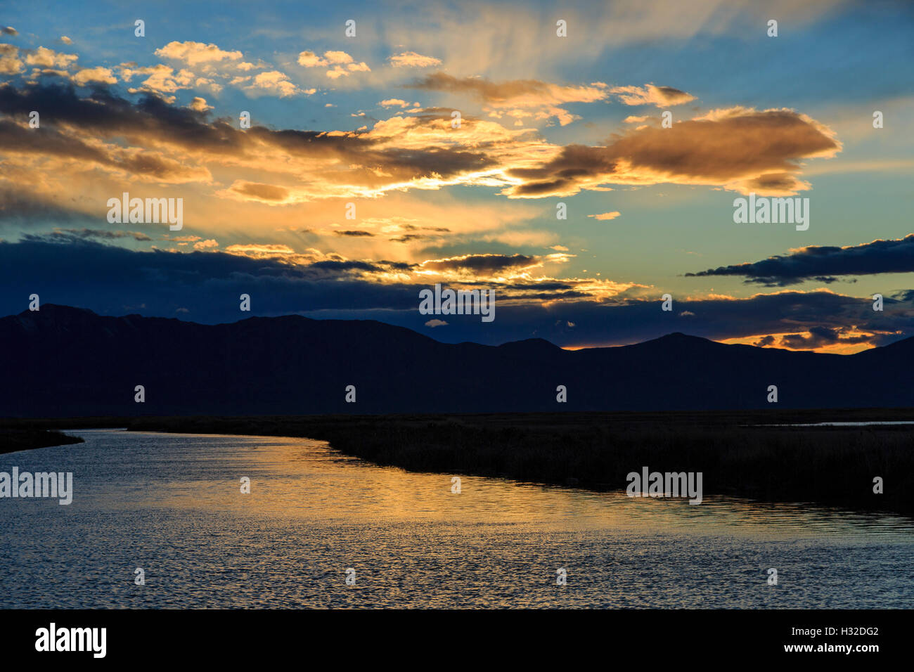 In questa vista l'impostazione sun riflette sul fiume recare al Bear fiume uccello migratore rifugio vicino a Brigham City USA Utah Foto Stock