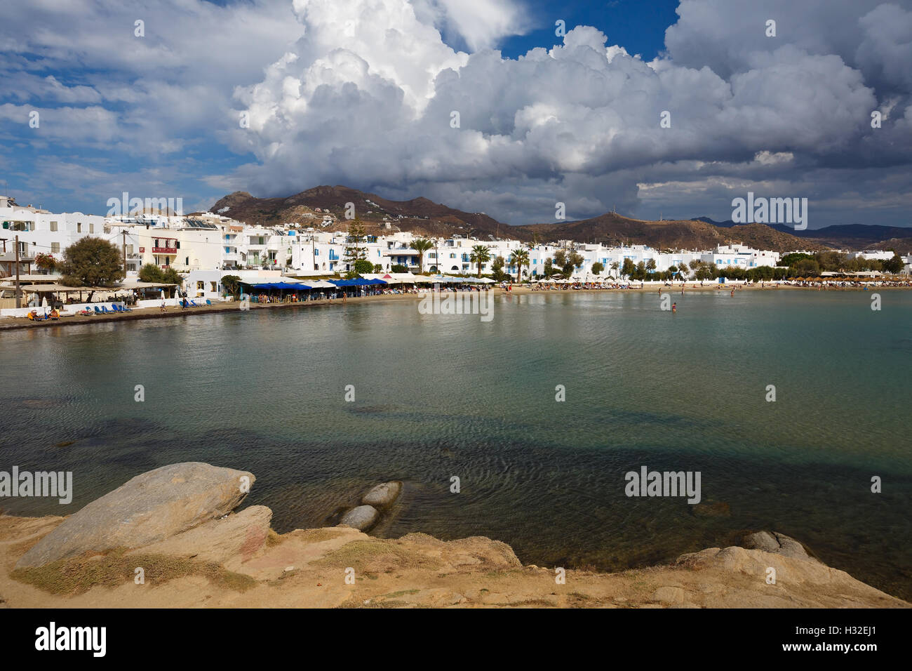 Vista della città di Naxos e una delle sue spiagge. Foto Stock