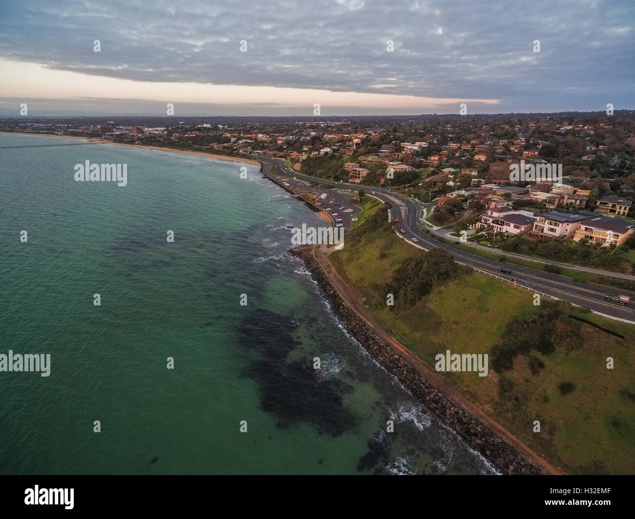 Vista aerea del litorale Franksotn vicino Olivers collina al tramonto. Penisola di Mornington, Victoria, Australia Foto Stock