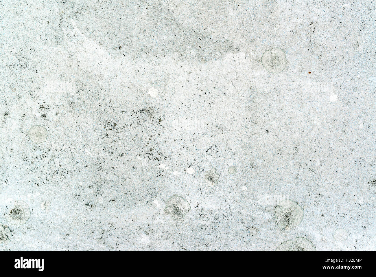 Grunge texture di calcestruzzo, vernice bianca sulla superficie di pavimentazione con residui di sporco e macchie come sfondo astratto Foto Stock