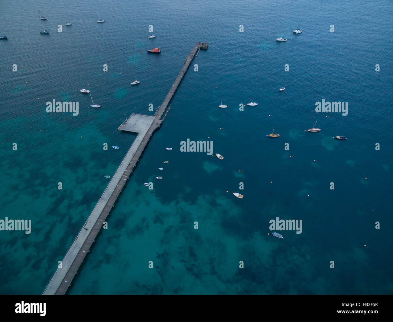 Vista aerea di Flinders pier con ormeggiate le barche dei pescatori al tramonto, Penisola di Mornington, Melbourne, Victoria, Australia Foto Stock