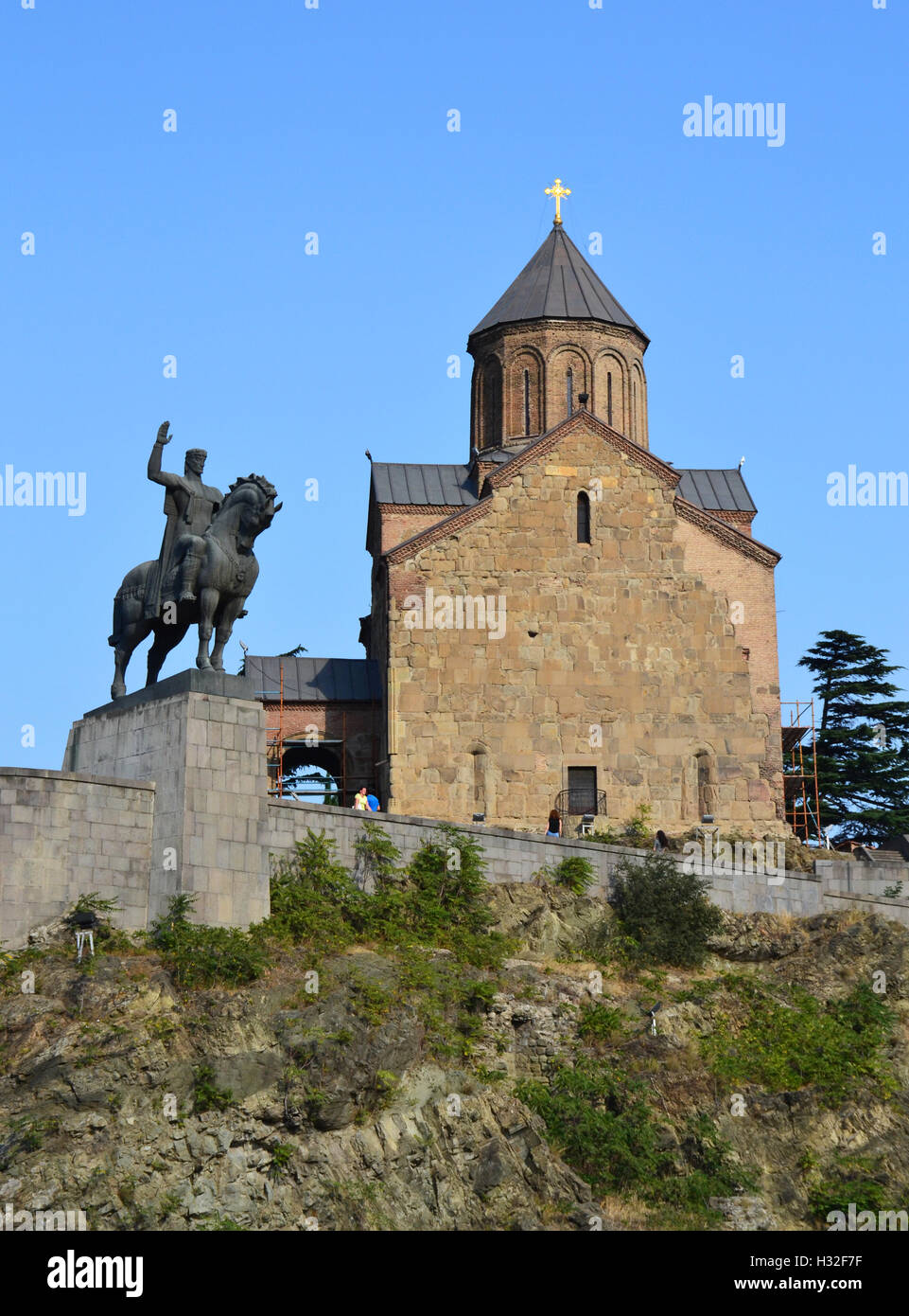 Chiesa di Metekhi sopra il fiume Kura a Tbilisi, Georgia Foto Stock