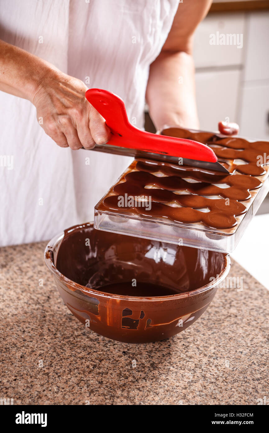 La produzione del cioccolato caramelle nello stampo Foto Stock