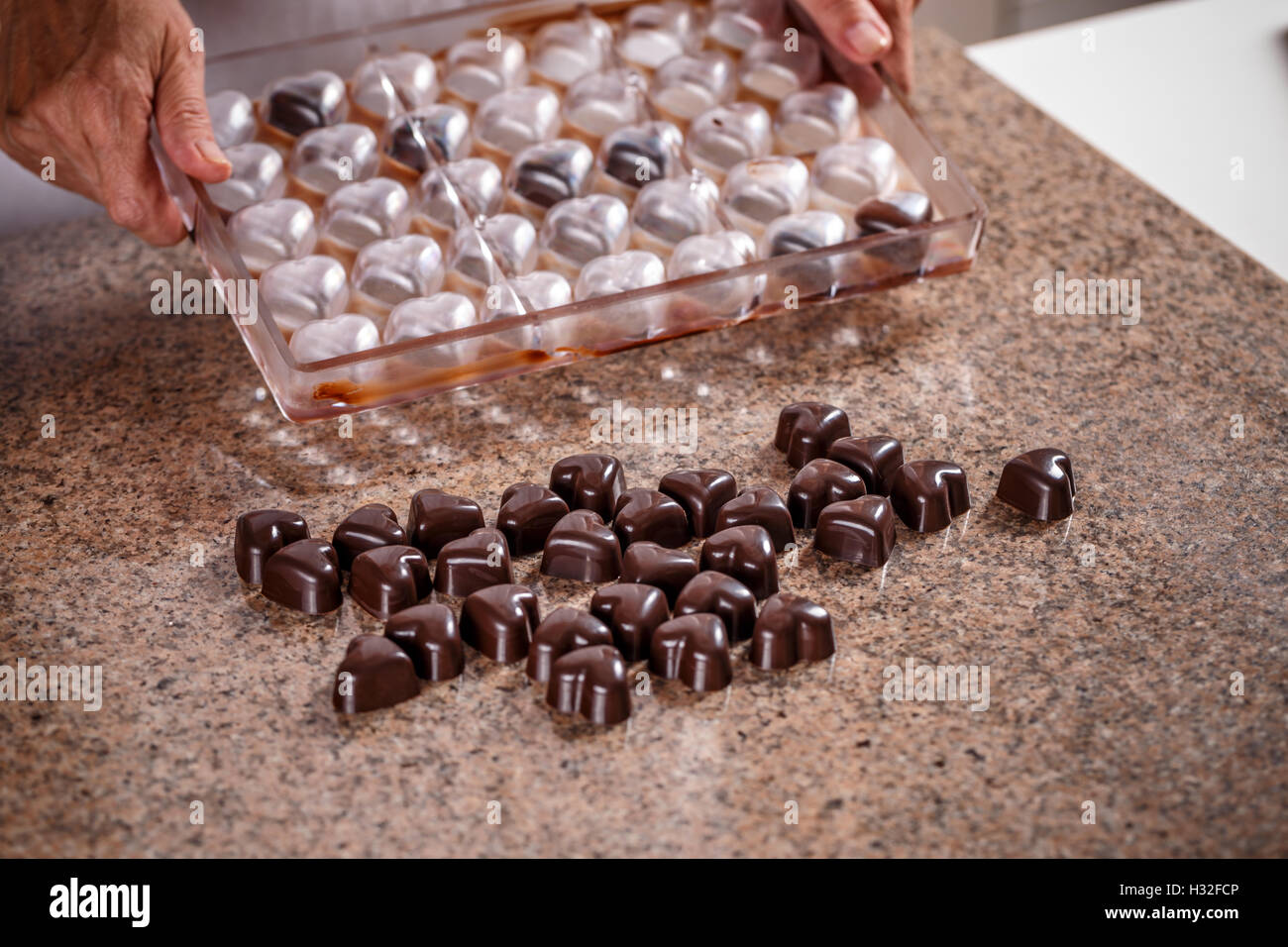 La produzione del cioccolato caramelle nello stampo Foto Stock