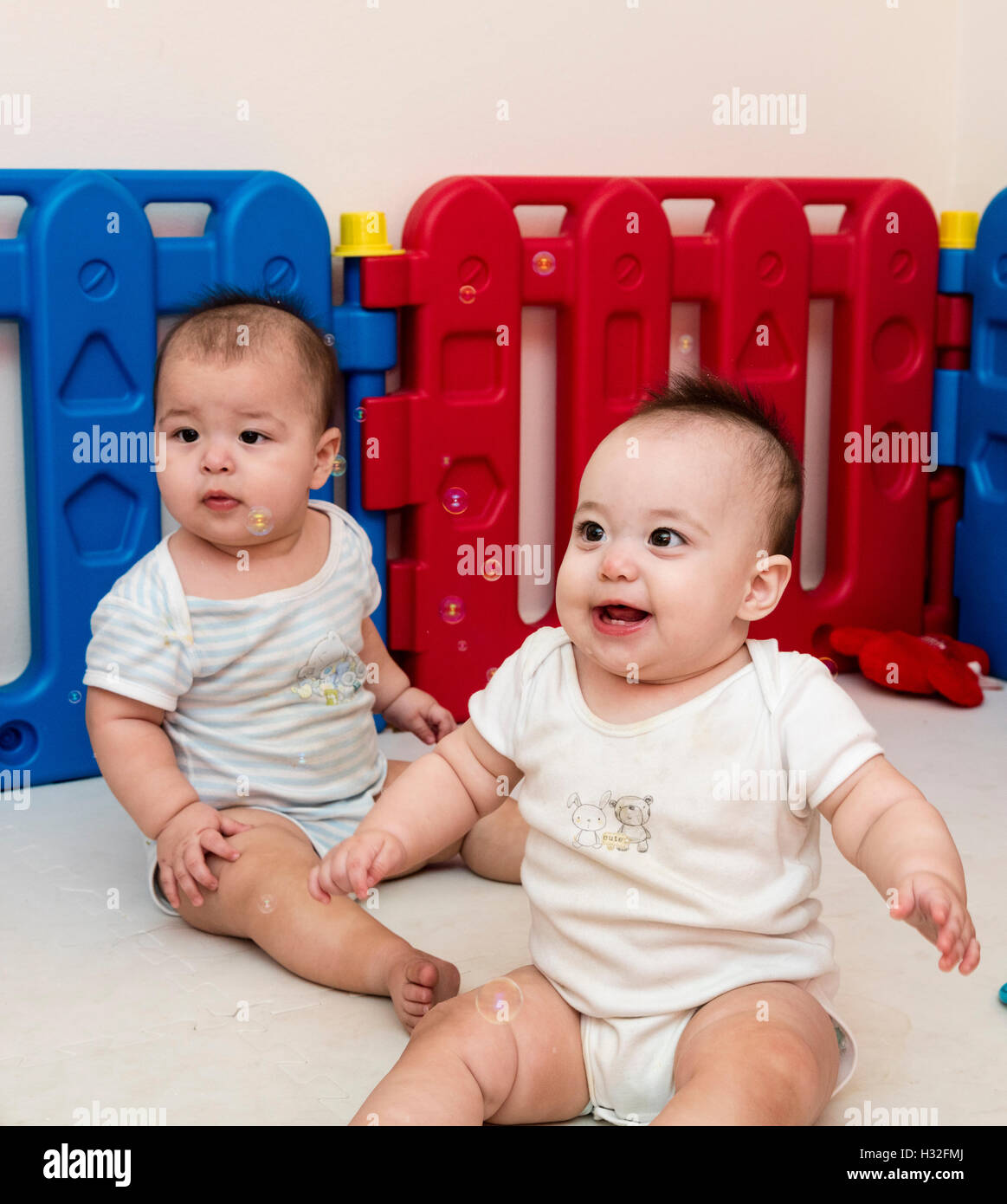 Twin neonati godendo di bolle Foto Stock