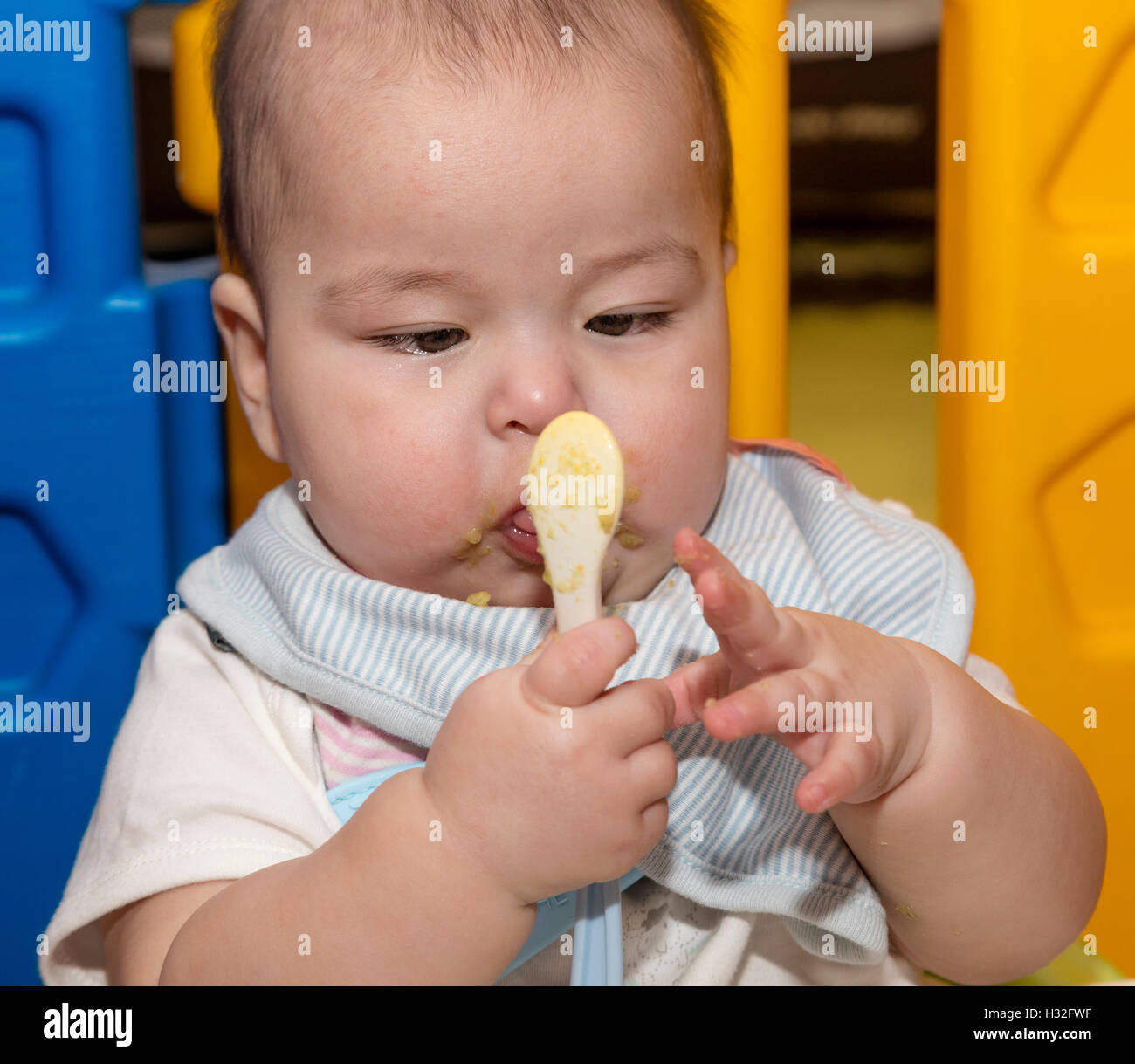 Close up di allattamento con cucchiaino Foto Stock