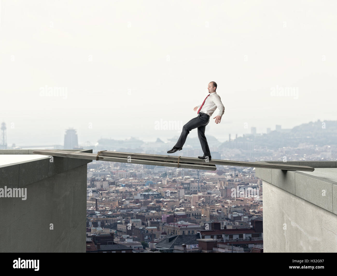 Uomo d'affari a piedi sul pericolo ponte improvvisata Foto Stock