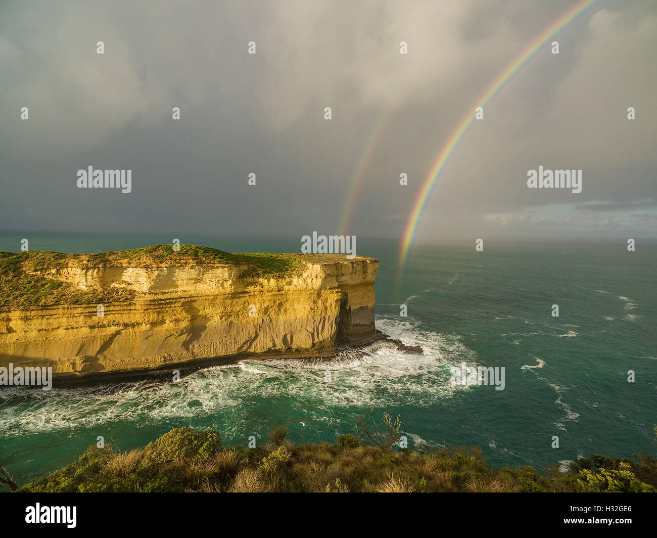 Vista aerea del doppio arcobaleno su roccia calcarea sulla Great Ocean Road, Victoria, Australia Foto Stock