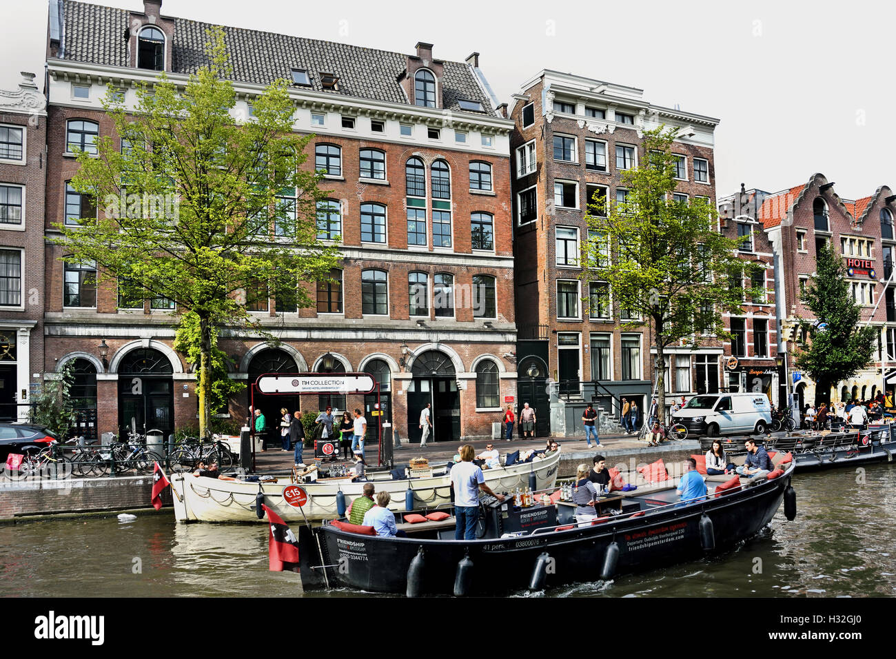 Crociere sul canale di amicizia Amsterdam Paesi Bassi ( Oudezijds Voorburgwal - quartiere a luci rosse de Wallen ) Foto Stock