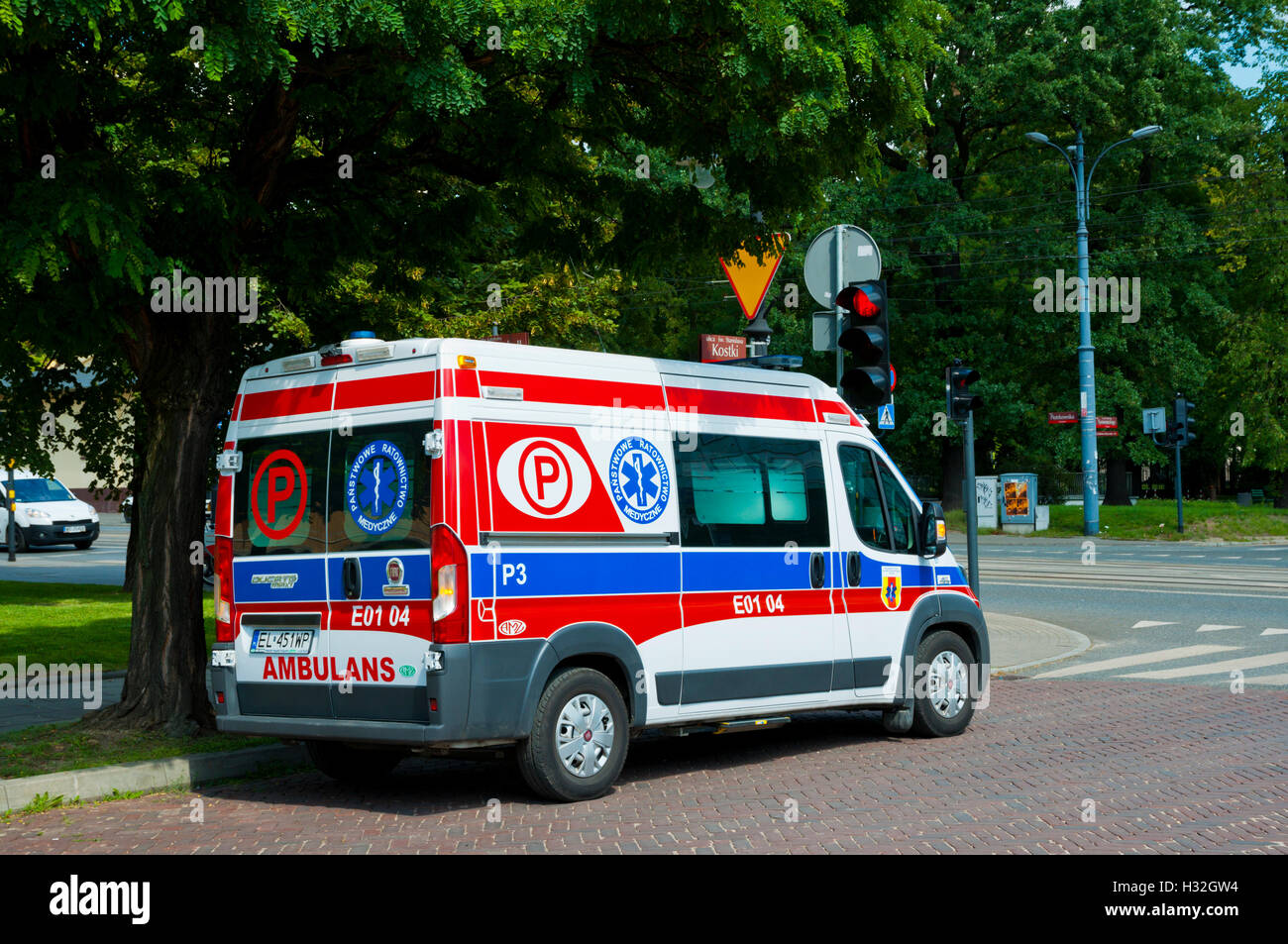 Ambulanza, Pietrkowska street, a Lodz, Polonia centrale Foto Stock