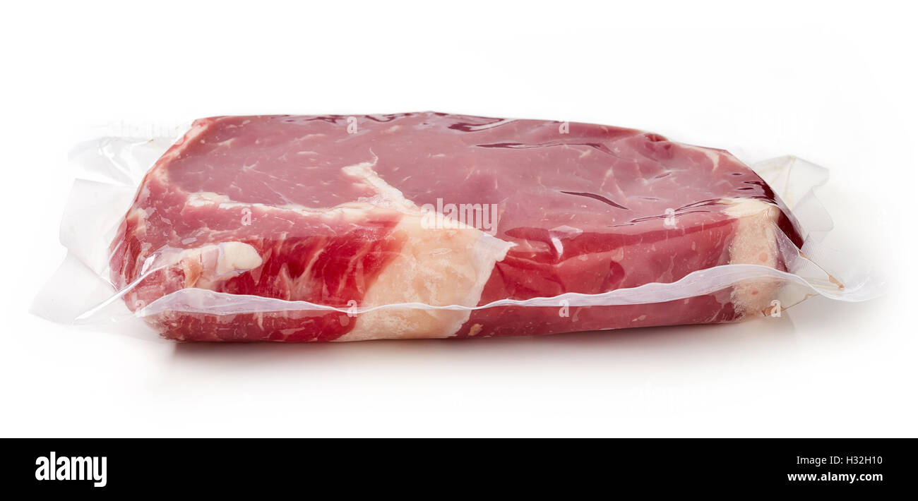 Sigillata sotto vuoto carni fresche bovine bistecca per sous vide la cottura isolati su sfondo bianco Foto Stock