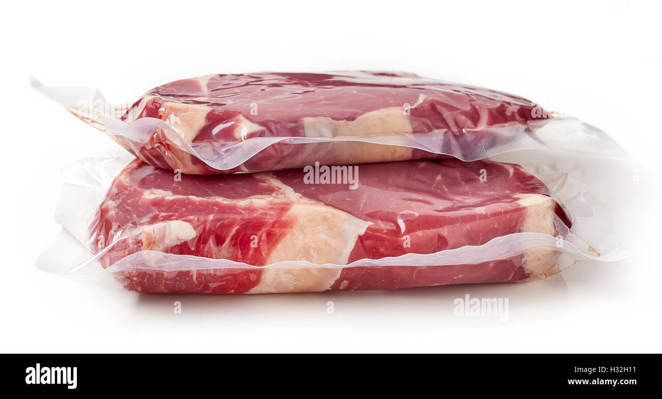 Sigillata sotto vuoto carni fresche bovine bistecca per sous vide la cottura isolati su sfondo bianco Foto Stock