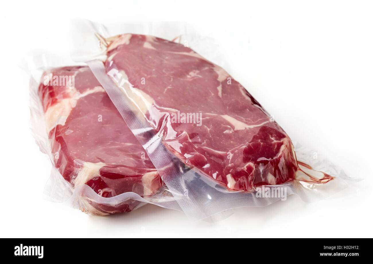 Sigillata sotto vuoto carni fresche bovine bistecca per sous vide la cottura isolati su sfondo bianco Foto Stock