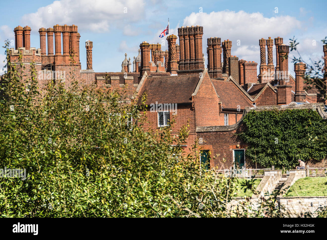 Primo piano dei camini Tudor all'Hampton Court Palace, Surrey, Inghilterra, Regno Unito Foto Stock