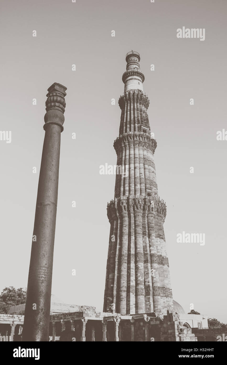 Qutub Minar con colonna di ferro, vintage modificati Foto Stock