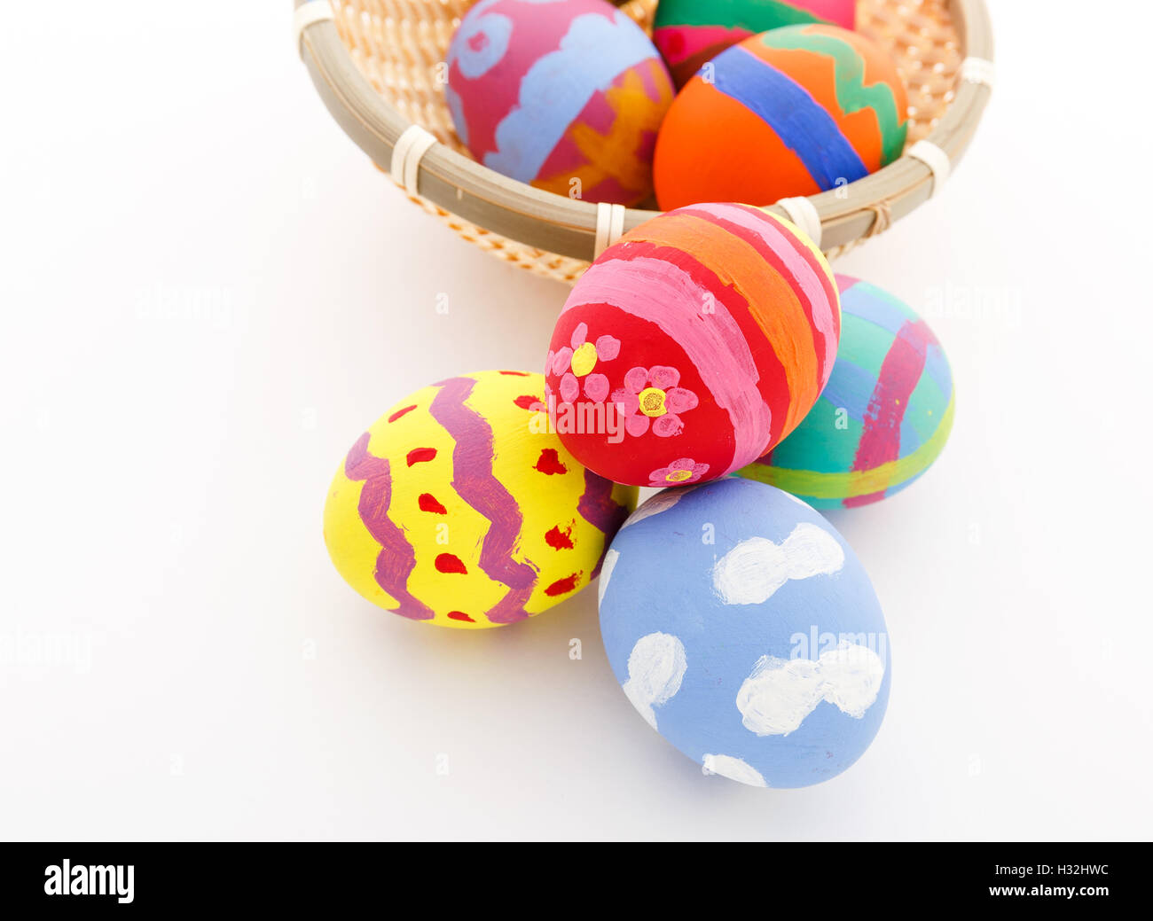 Dipinto di uovo di pasqua nel cestello Foto Stock