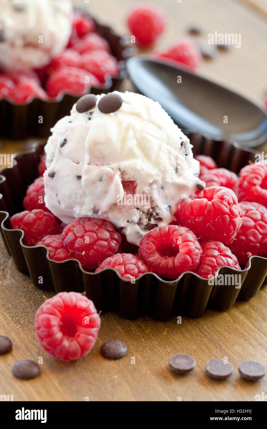 Gelato alla crema con lamponi freschi Foto Stock