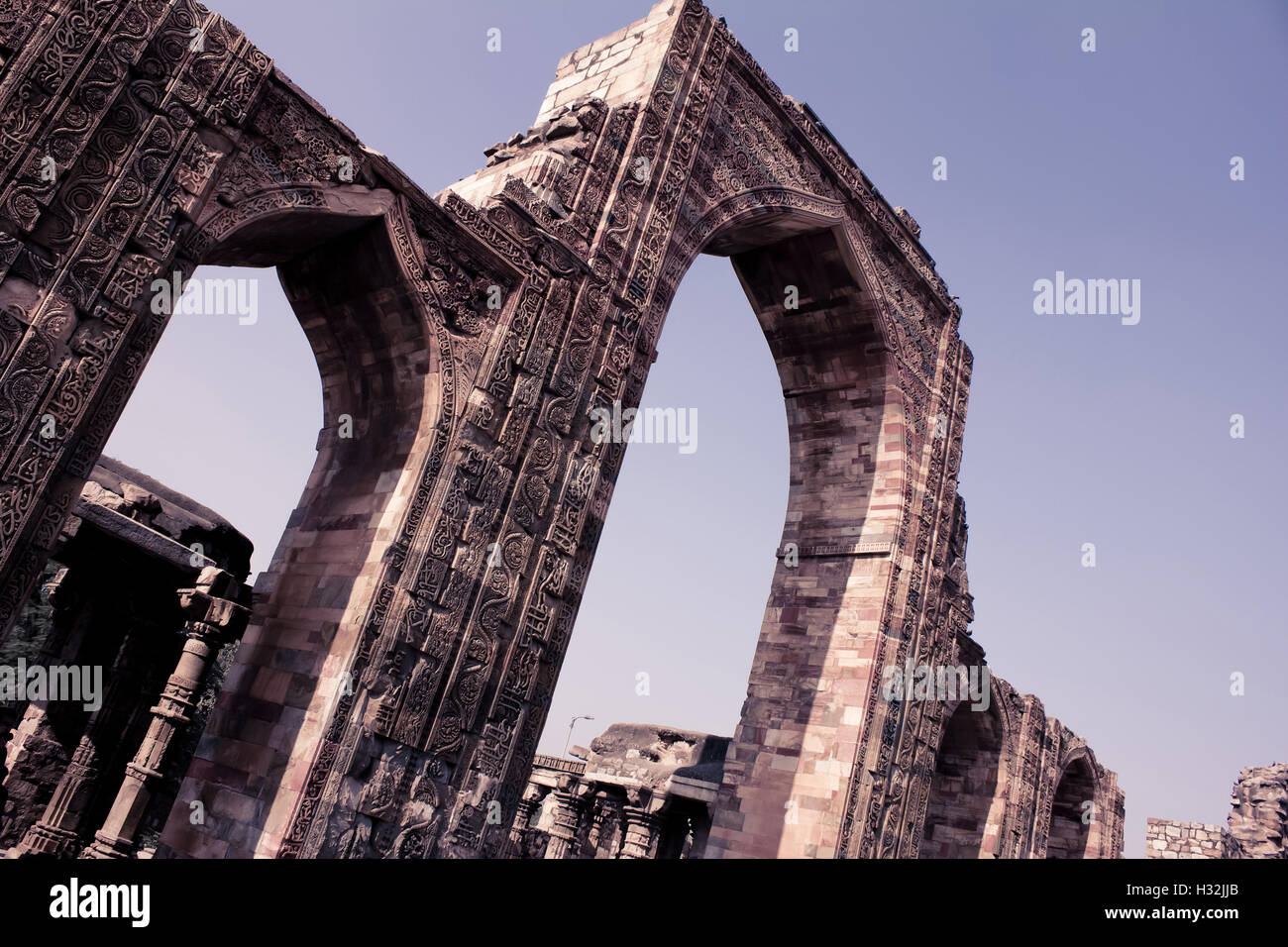 Parete e pilastri in Qutub Minar, vintage colore Foto Stock