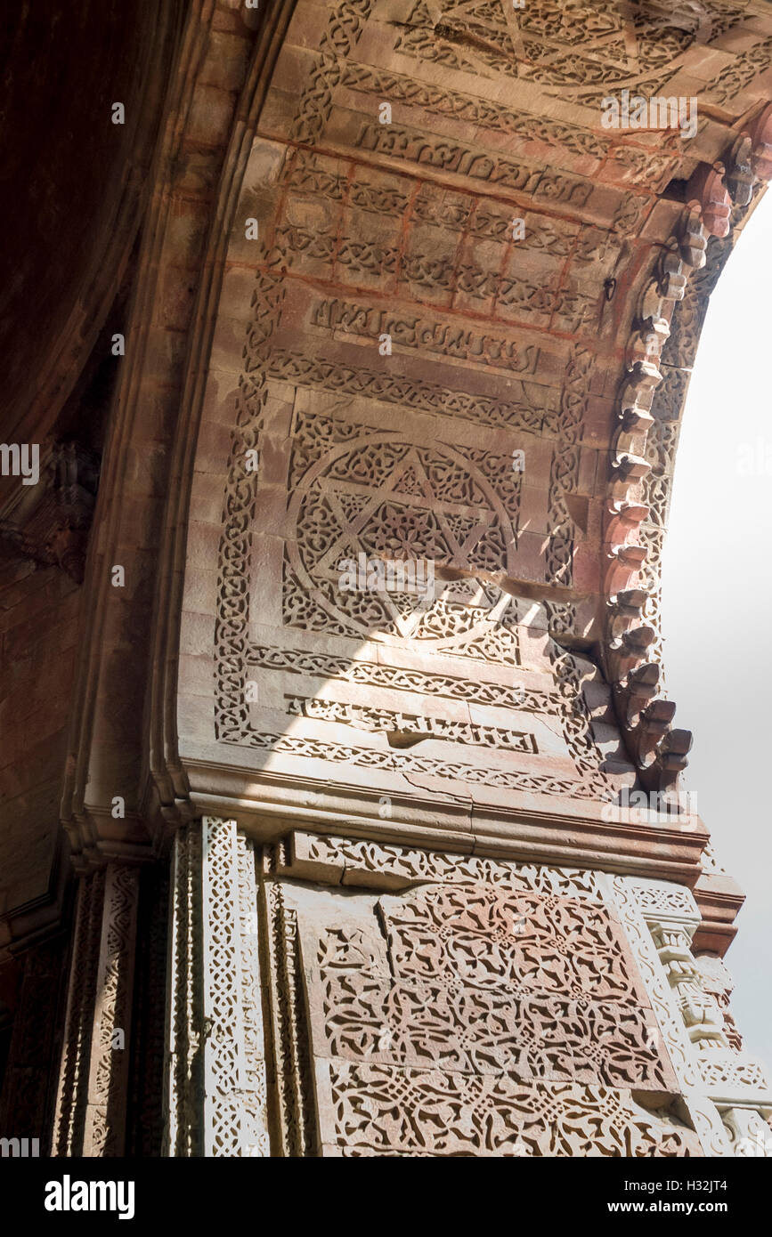 Dettaglio della pietra che intaglia, Ala'ho Darvaza, Quwwat al-Islam moschea, Delhi India Foto Stock