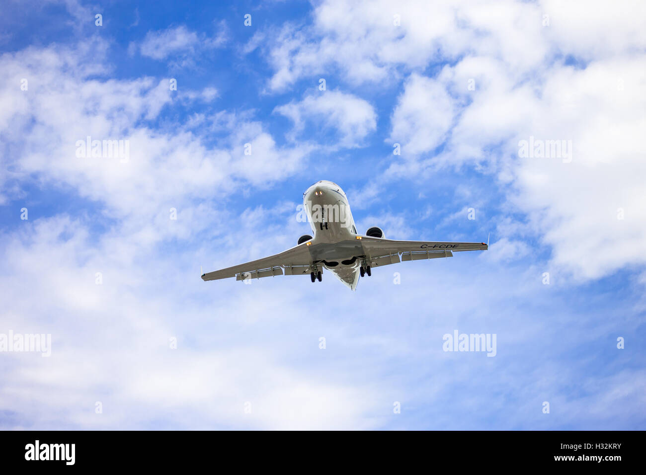 Un piccolo getto esecutivo sull approccio finale di atterrare all'Aeroporto Internazionale Pearson di Toronto. Contrassegnare Spowart/WideOpenStudios Foto Stock
