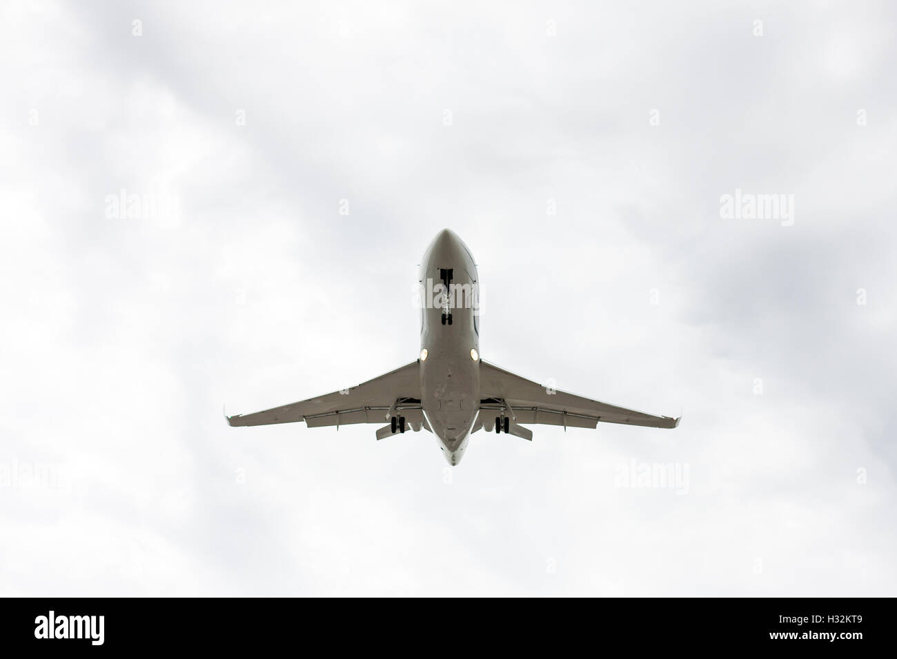 Un piccolo getto esecutivo sull approccio finale di atterrare all'Aeroporto Internazionale Pearson di Toronto. Contrassegnare Spowart/WideOpenStudios Foto Stock