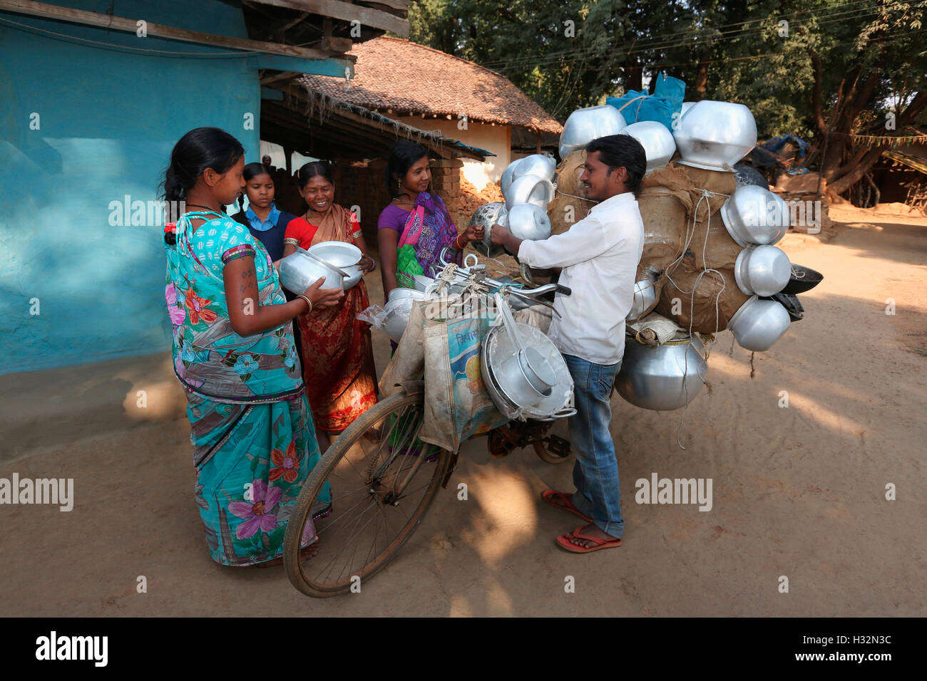 Donna l'acquisto di utensili da un venditore, BHATRA tribù, ulnare Vilage, Chattisgadh, India Foto Stock