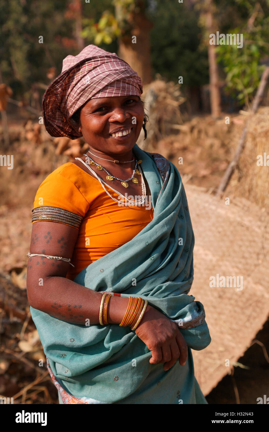 Tribù BHATRA, Donna sorridente, ulnare Village, Chattisgadh, India Foto Stock