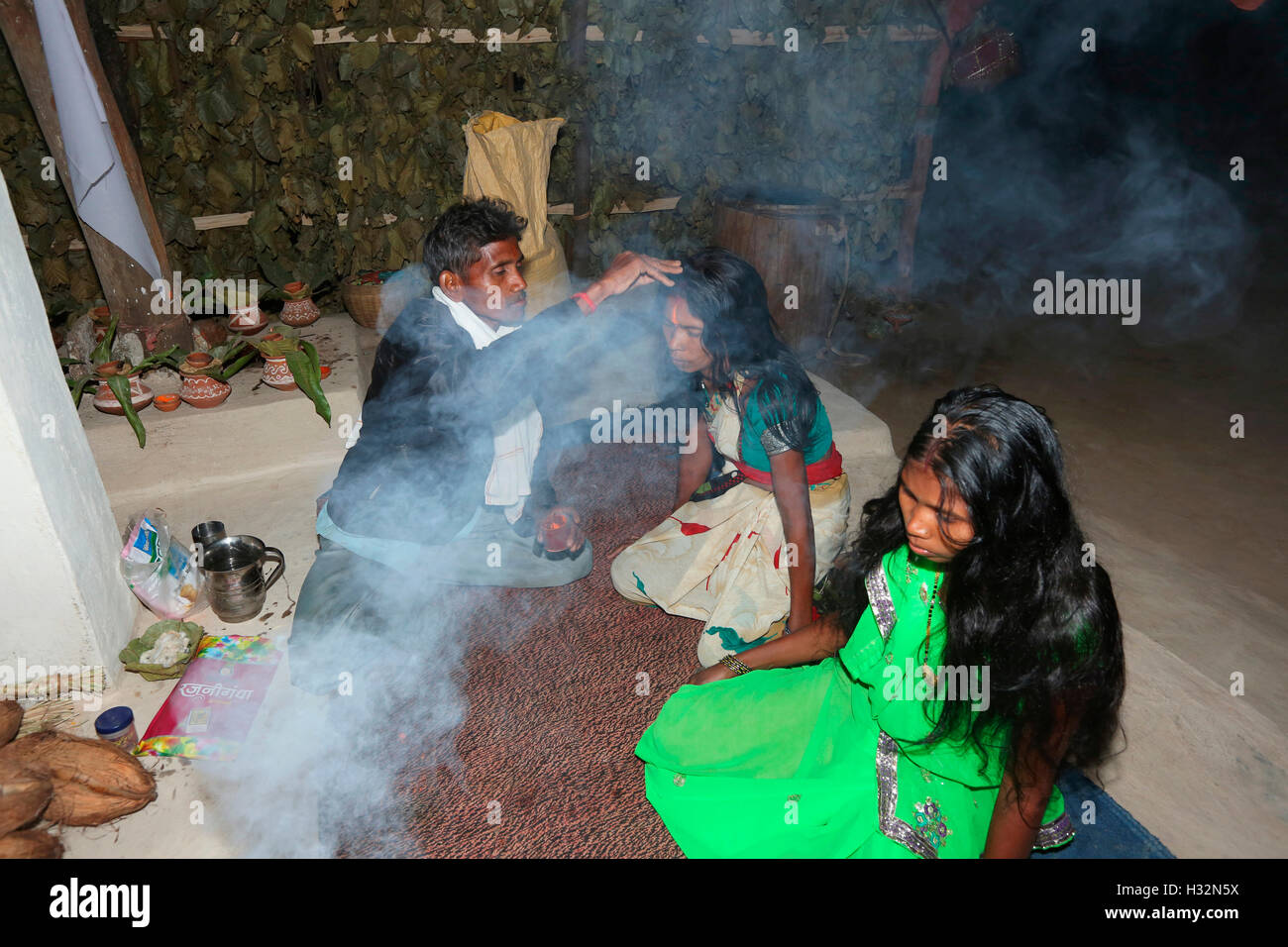 Uomo tribali di eseguire rituali, BHARIA tribù, Chuiyapara, CORBA dist, Tahsil kathgora, Chattisgarh, India Foto Stock