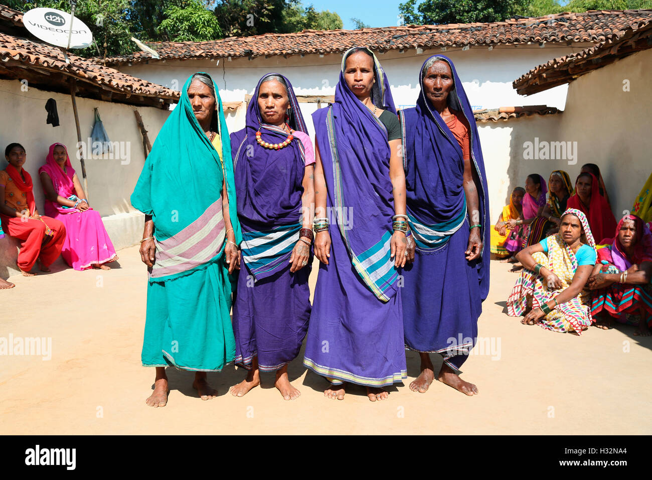 Le donne nei tradizionali sarees, BHARIA tribù, Kendaikhar village, CORBA dist, Tahsil kathgora, Chattisgarh, India Foto Stock