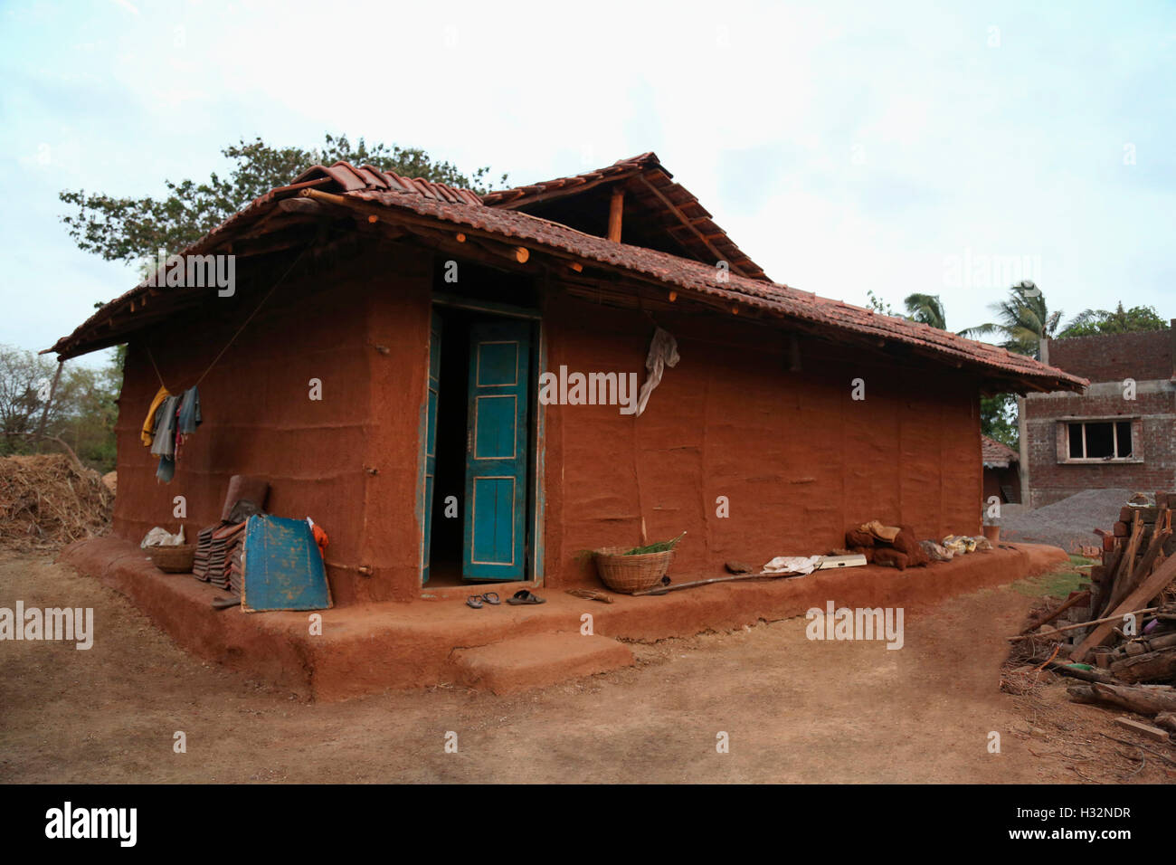 Tradizionale casa di fango, CHAUDHARI tribù, Kalamkui Village, Gujrat, India Foto Stock